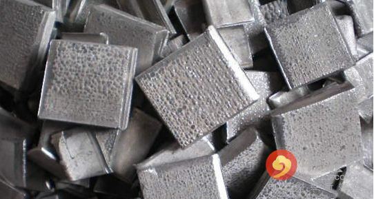 5月期鎳連續(xù)第三個月下跌，周四觸及去年6月來最低水準(zhǔn)每噸8,810美元，今年迄今下跌12%，是跌幅最大的主要基本金屬。